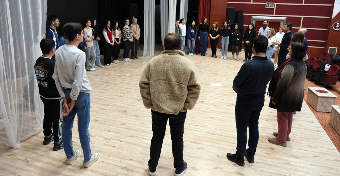 Akşehir Belediyesi Tiyatro Kulübü Sahneye İlk Adımını Attı