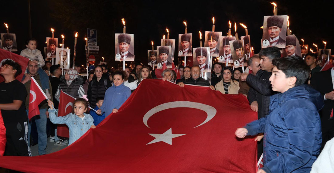 Akşehir Cumhuriyet Coşkusunu Fener Alayı İle Yaşadı