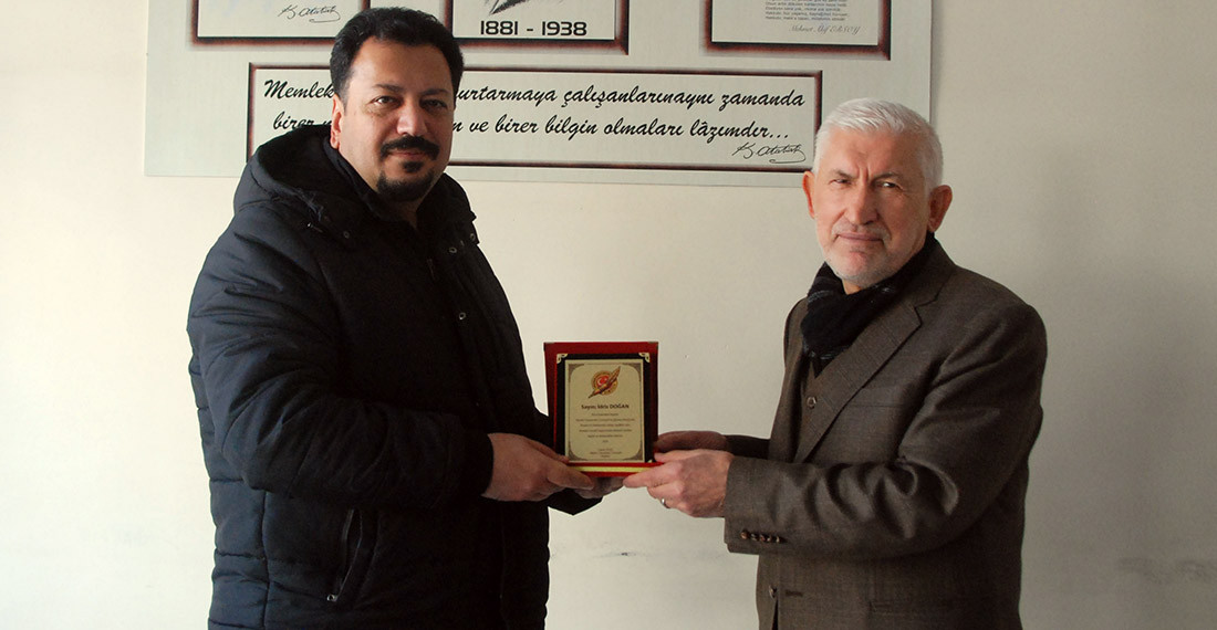 Akşehir Gazeteciler Cemiyeti Başkanı Cemal Filiz’den İdris Doğan’a Plaket