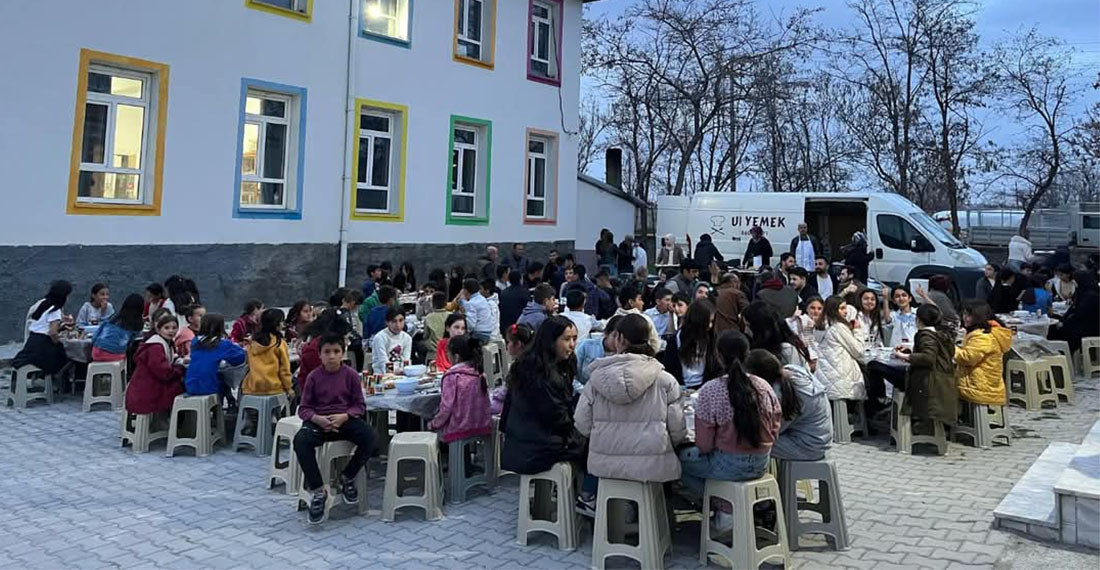 Hursunlu Ortaokulu’ndan İftar Yemeği 
