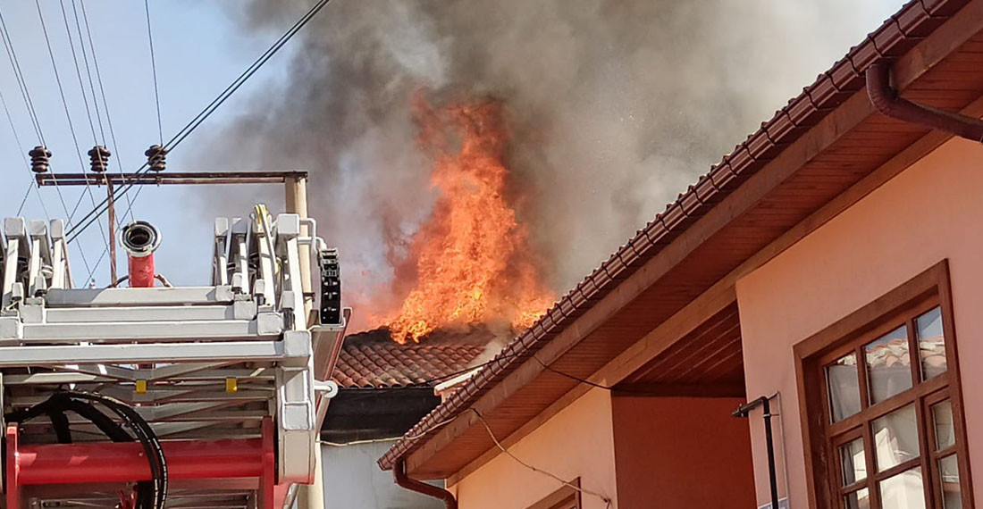 Tarihi Evlerin Bulunduğu Sokaktaki Yangın Korkuttu